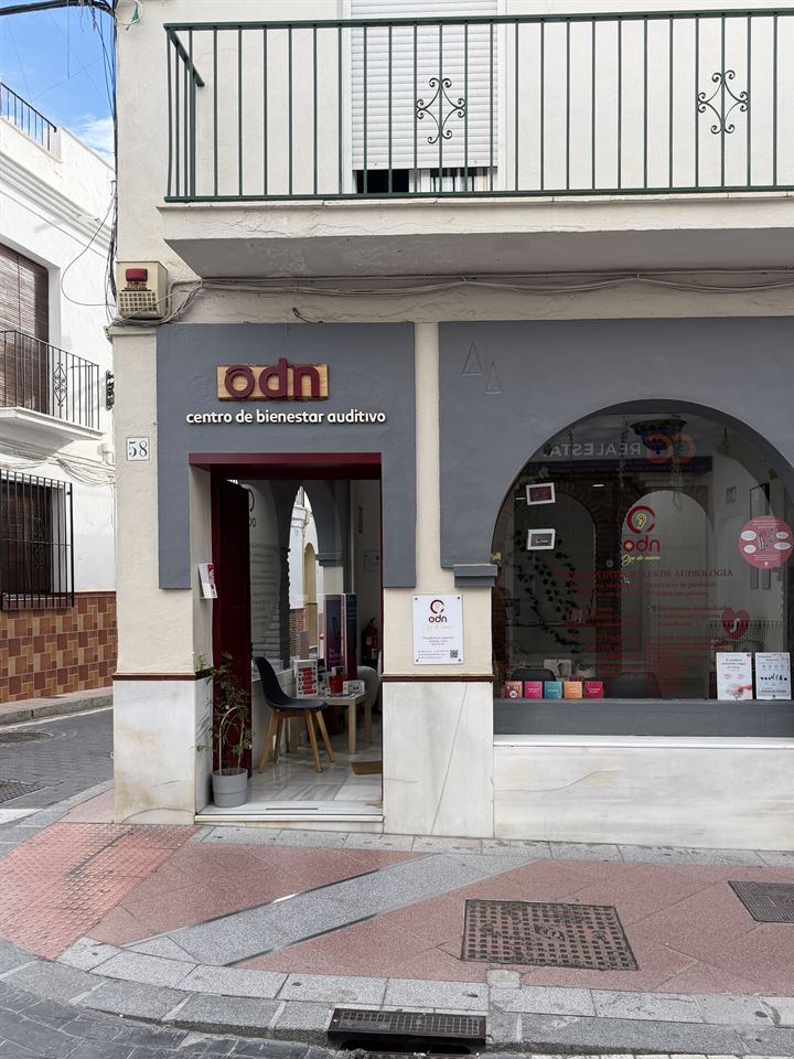 The front of Oye de Nuevo at Calle Pintada 58, Nerja, with the “odn · centro de bienestar auditivo” sign and the number 58 by the door