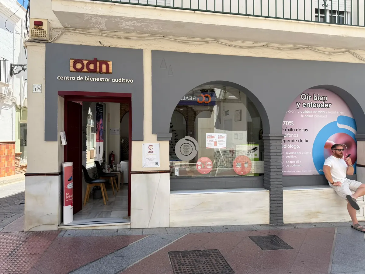 Fachada de Oye de Nuevo, centro de bienestar auditivo, en Calle Pintada 58, Nerja